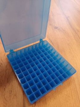 КРИОШТАТИВ, ПОЛИПРОПИЛЕН (PP), МЕСТ 100, ДЛЯ ПРОБИРОК ДО 2 МЛ, С КРЫШКОЙ НА ПЕТЛЯХ